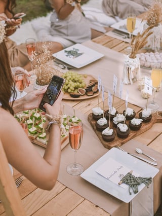 Capturing photos of a tablespread